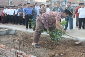 Ketua Yayasan Pondok Pesantren Binaul Ummah, Rohidin M MPd saat menanam pohon diikuti siswa siswi barunya seusai MOS.